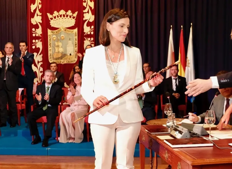 Gema Igual coge el bast&oacute;n de mando tras ser elegida alcaldesa de Santander