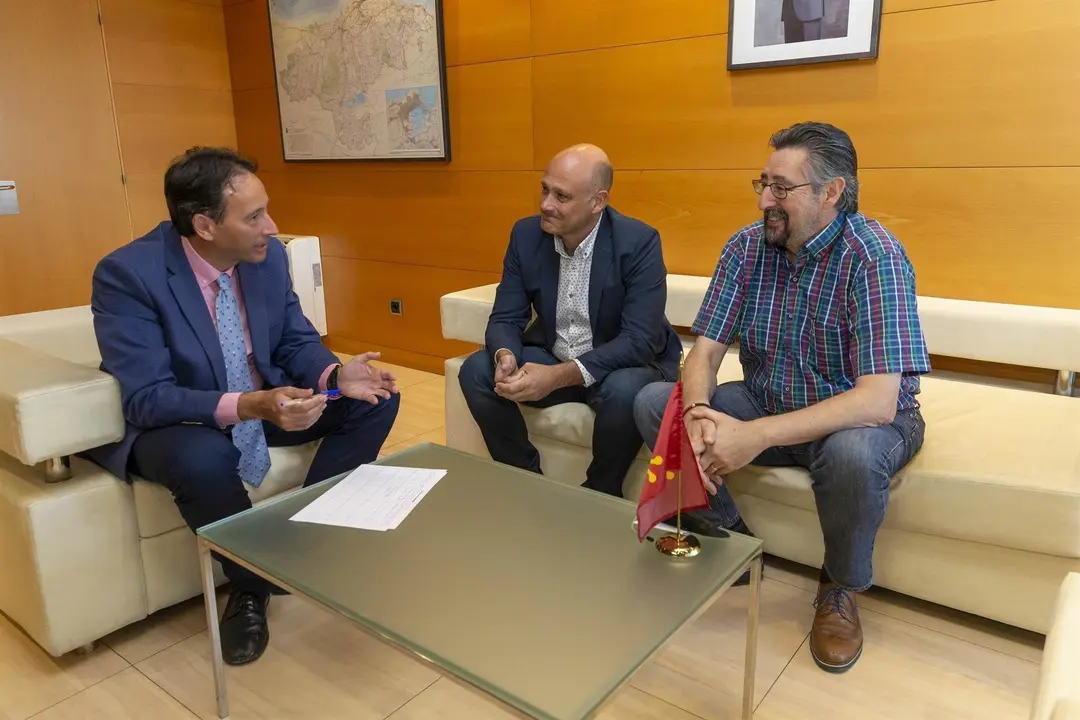El consejero de Obras P&uacute;blicas, Ordenaci&oacute;n del Territorio y Urbanismo, Jos&eacute; Luis Gochicoa, recibe al alcalde de Los Corrales de Buelna, Luis Ignacio Argumosa