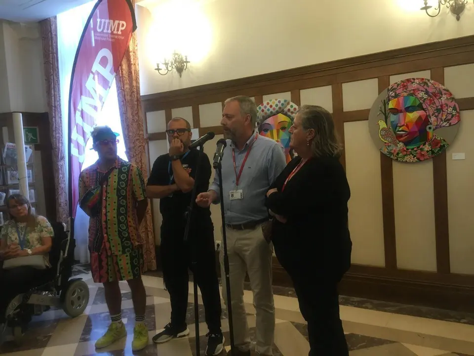 Inauguraci&oacute;n de la exposici&oacute;n 'Cuadratura' con Okuda San Miguel, su m&aacute;nager &Oacute;scar Sanz, el vicerrector de la UIMP Andr&eacute;s Hoyo y la vicerrectora de Difusi&oacute;n e Intercambio Cient&iacute;fico de la UIMP, Mar&iacute;a Del Mar Garc&iacute;a