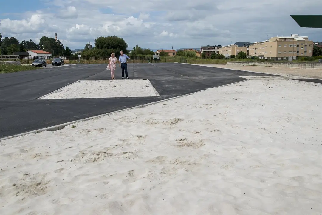 La alcaldesa de Polanco, Rosa D&iacute;az, y el concejal de Deportes, Avelino Rodr&iacute;guez, visitan las obras de construcci&oacute;n de la pista de atletismo de Requejada