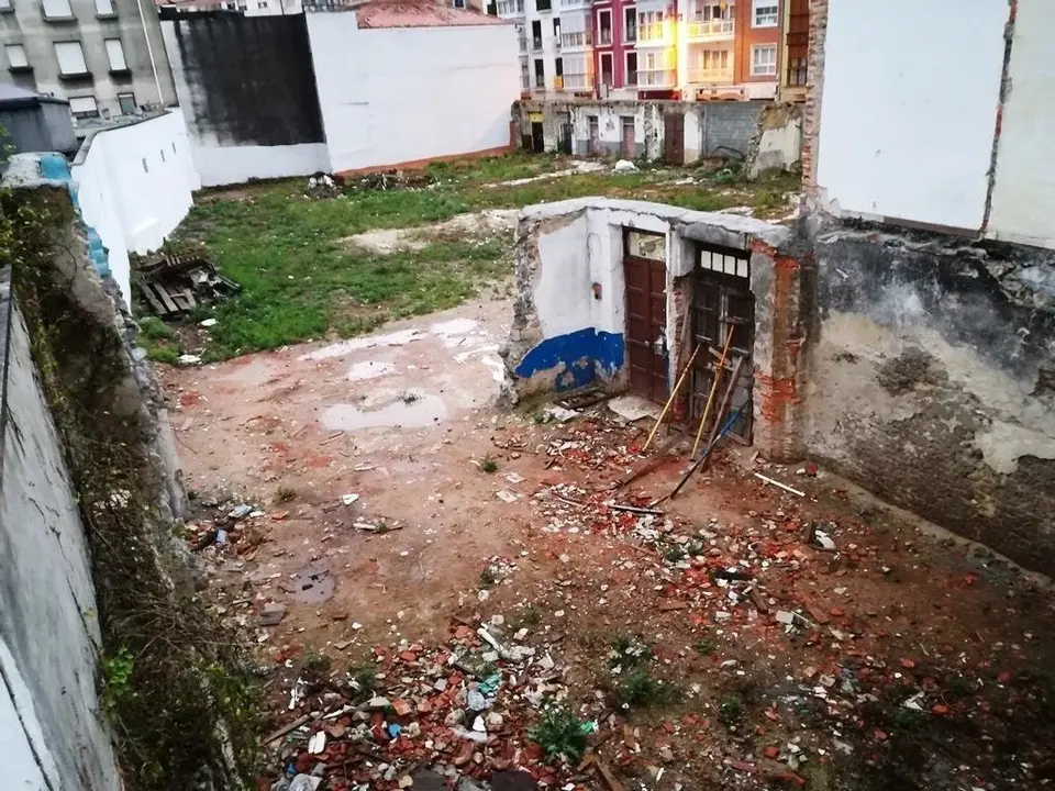 Solar de la traves&iacute;a Alfonso XII de Santo&ntilde;a donde, seg&uacute;n los vecinos, proliferan las ratas