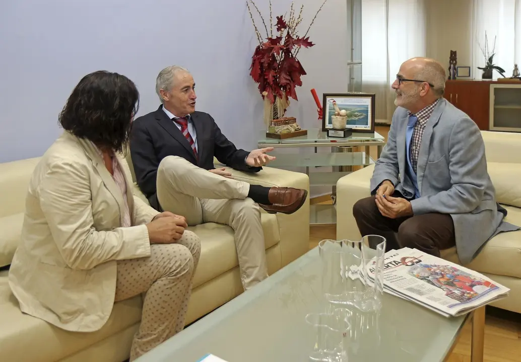 El consejero de Sanidad recibe al alcalde de Arnuero