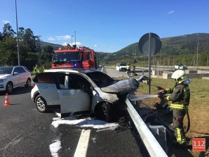 Un coche se sale de la v&iacute;a y se incendia en la A-67