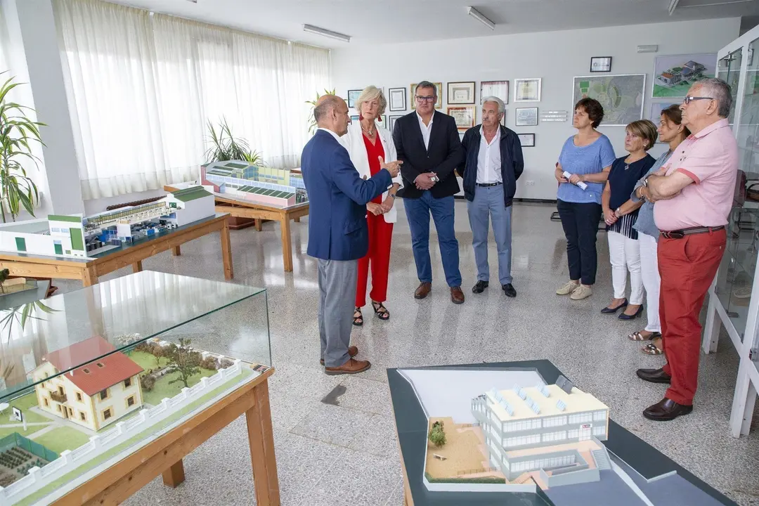 La consejera de Educaci&oacute;n, Formaci&oacute;n Profesional y Turismo, Marina Lomb&oacute;, visita la sede de AMICA y se re&uacute;ne con representantes de esta asociaci&oacute;n