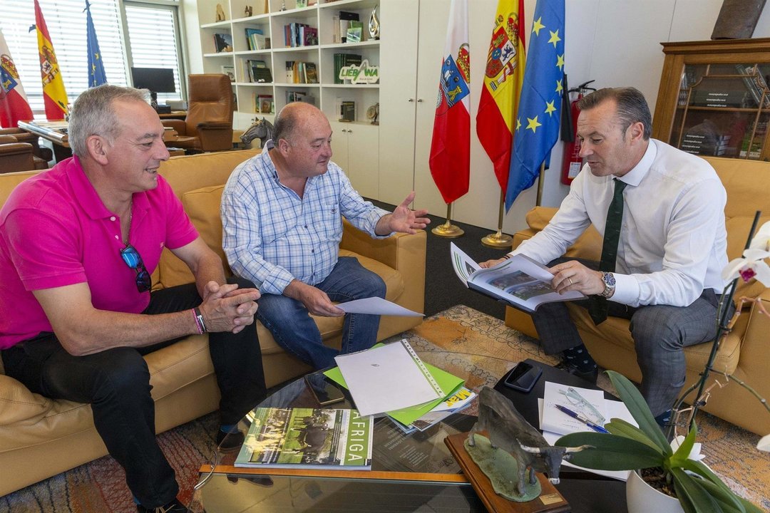 El consejero de Desarrollo Rural, Ganadería, Pesca, Alimentación y Medio Ambiente, Guillermo Blanco, con el alcalde de Villacarriedo, Ángel Sainz