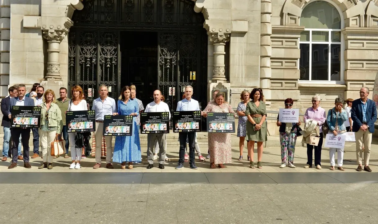 MINUTO DE SILENCIO POR LAS MUJERES ASESINADAS EN MADRID Y JA&Eacute;N EN EL AYUNTAMIENTO DE SANTANDER