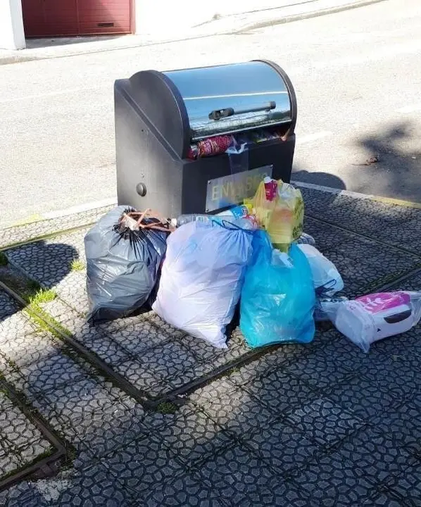 Basura junto a los contenedores
