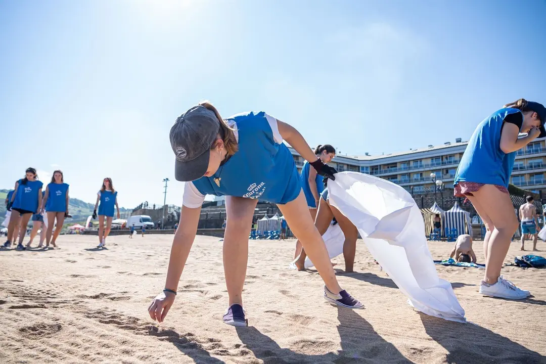 Recogida de pl&aacute;sticos en las playas