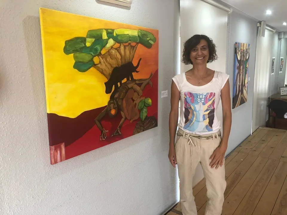 La artista Aima Mart&iacute;n en la exposici&oacute;n