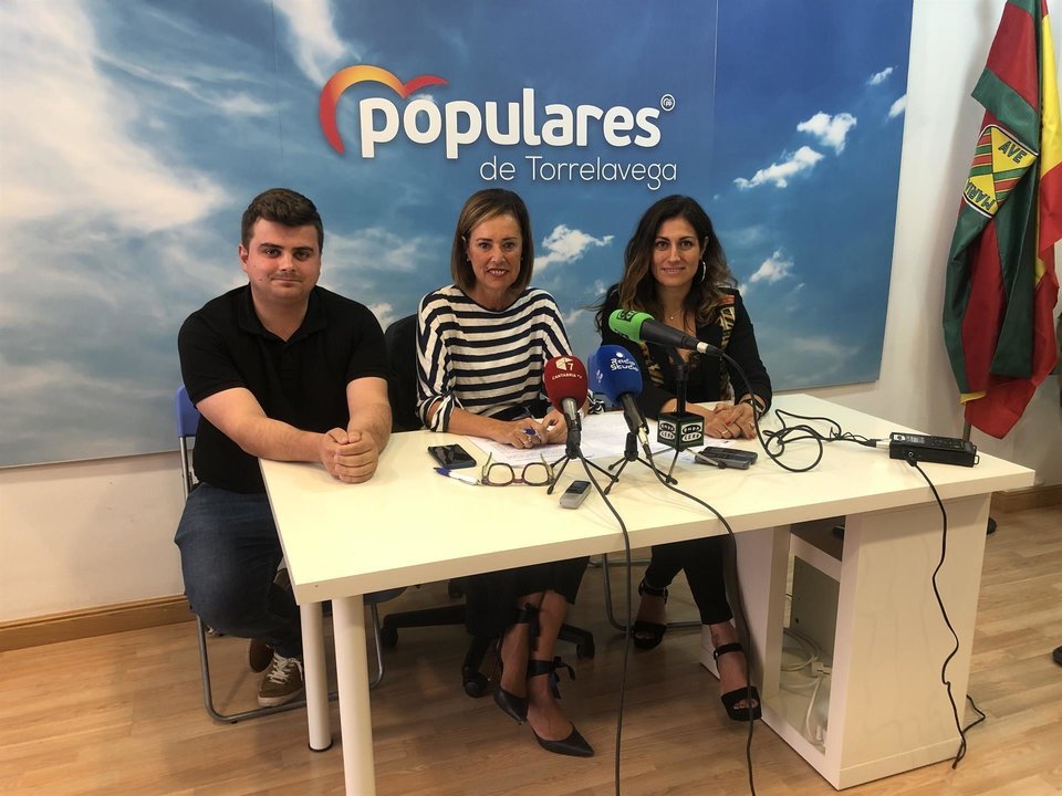 La portavoz del PP de Torrelavega, Marta Fernandez-Teijeiro, acompañada por los concejales 'populares' Olga Quintanilla y Miguel Ángel Vargas