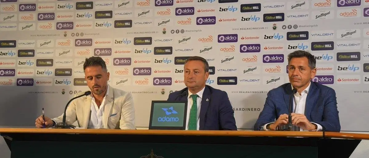 El presidente del Racing, Alfredo P&eacute;rez, en rueda de prensa junto al director del club y el responsable de marketing