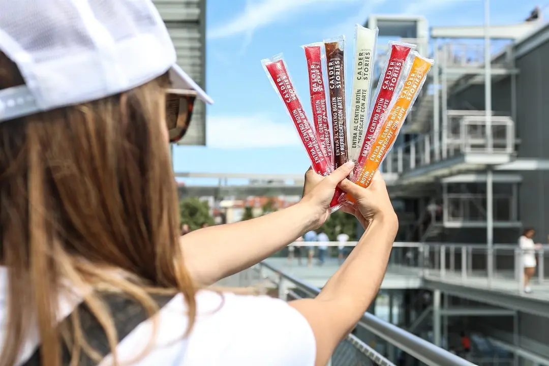 El Centro Bot&iacute;n promociona la muestra de 'Calder Stories' con el reparto de 5.000 flashes en playas de Cantabria