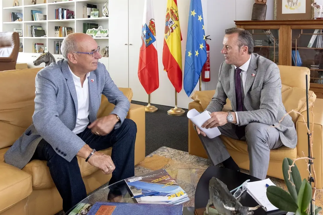 Guillermo Blanco  con el alcalde de Miengo