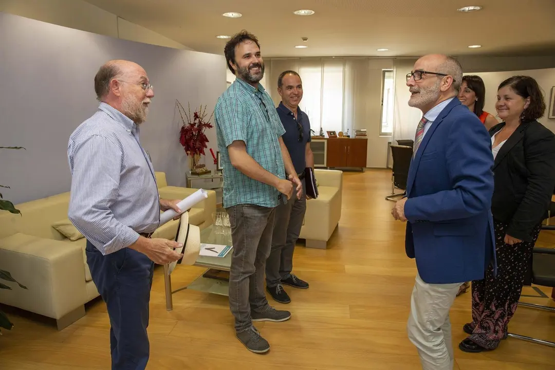 El consejero de Sanidad, Miguel Rodr&iacute;guez, se re&uacute;ne con representantes del Sindicato M&eacute;dico.