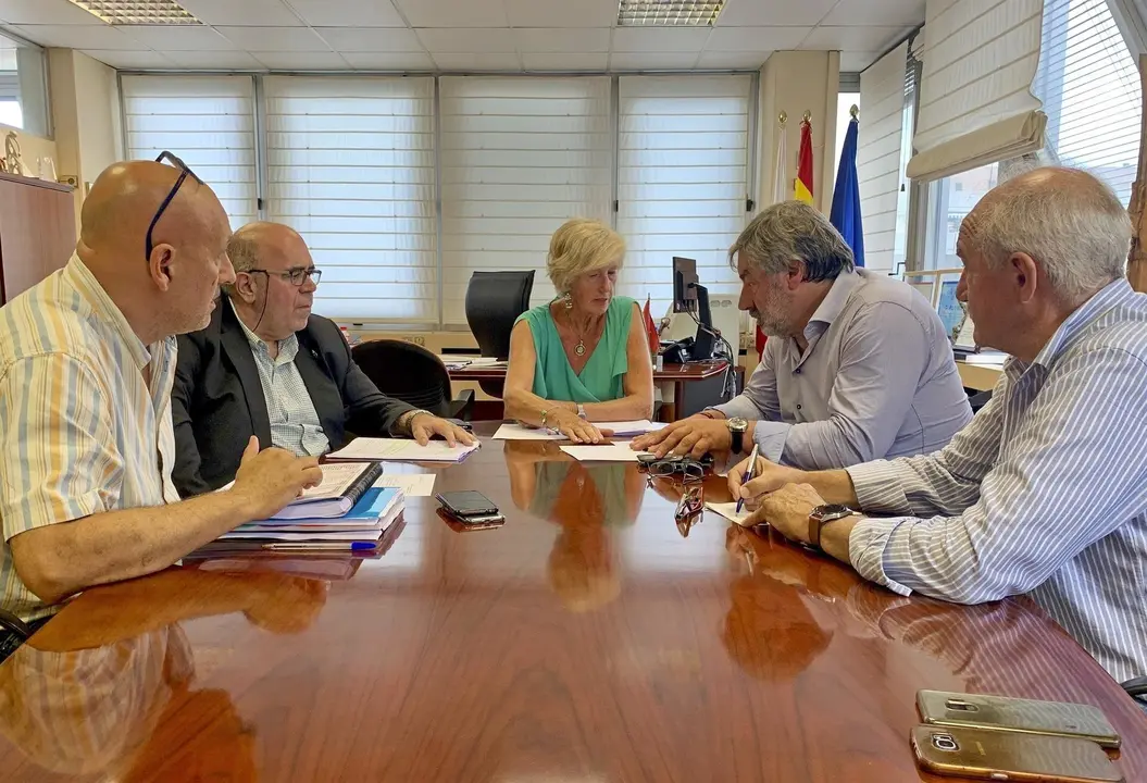 La consejera de Educaci&oacute;n, Formaci&oacute;n Profesional y Turismo, Marina Lomb&oacute;, se re&uacute;ne con el alcalde de Valderredible, Fernando Fern&aacute;ndez