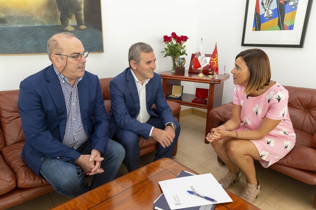 La consejera de Presidencia, Interior, Justicia y Acción Exterior, Paula Fernández, se reúne con el alcalde de Santa Cruz de Bezana, Alberto García