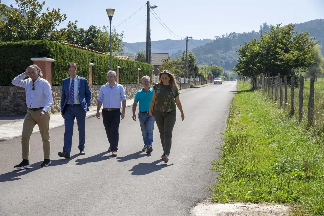 El consejero de Obras P&uacute;blicas, Ordenaci&oacute;n del Territorio y Urbanismo, Jos&eacute; Luis Gochicoa, visita varias pavimentaciones cofinanciadas por el Gobierno de Cantabria en Guriezo