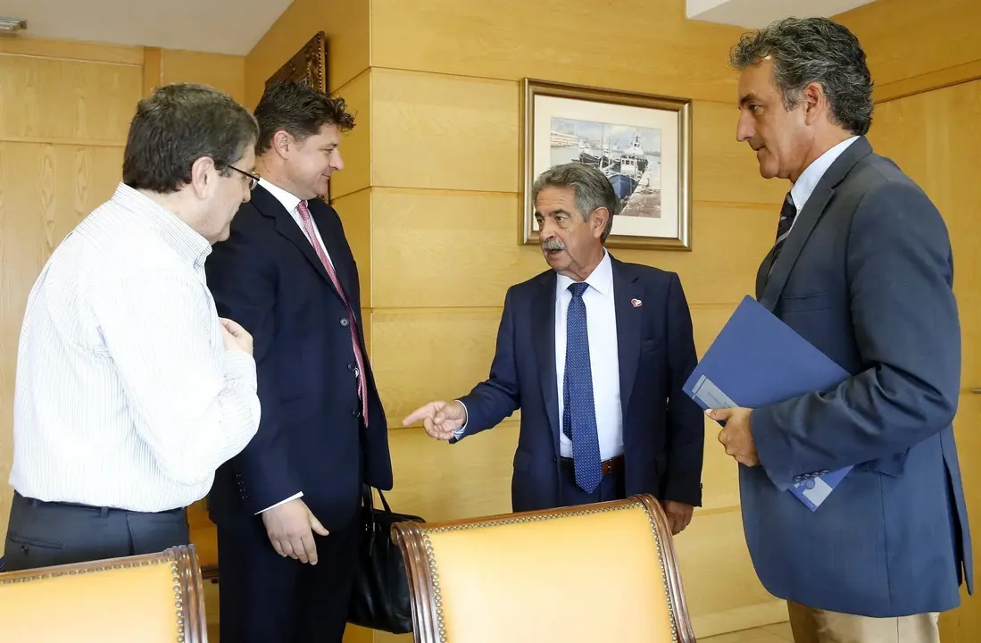 El presidente regional, Miguel &Aacute;ngel Revilla, y el consejero de Industria, Francisco Mart&iacute;n, se re&uacute;nen con el CEO de Variscan Mines, Stewart Dickson,