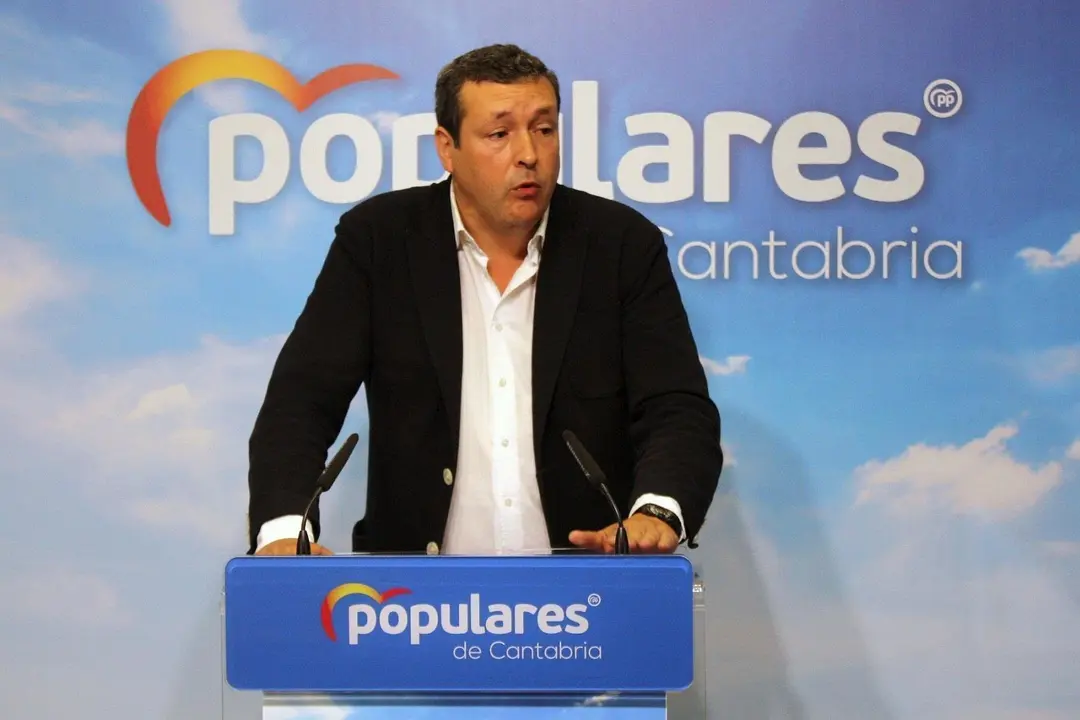 El portavoz del PP de Cantabria, &Iacute;&ntilde;igo Fern&aacute;ndez