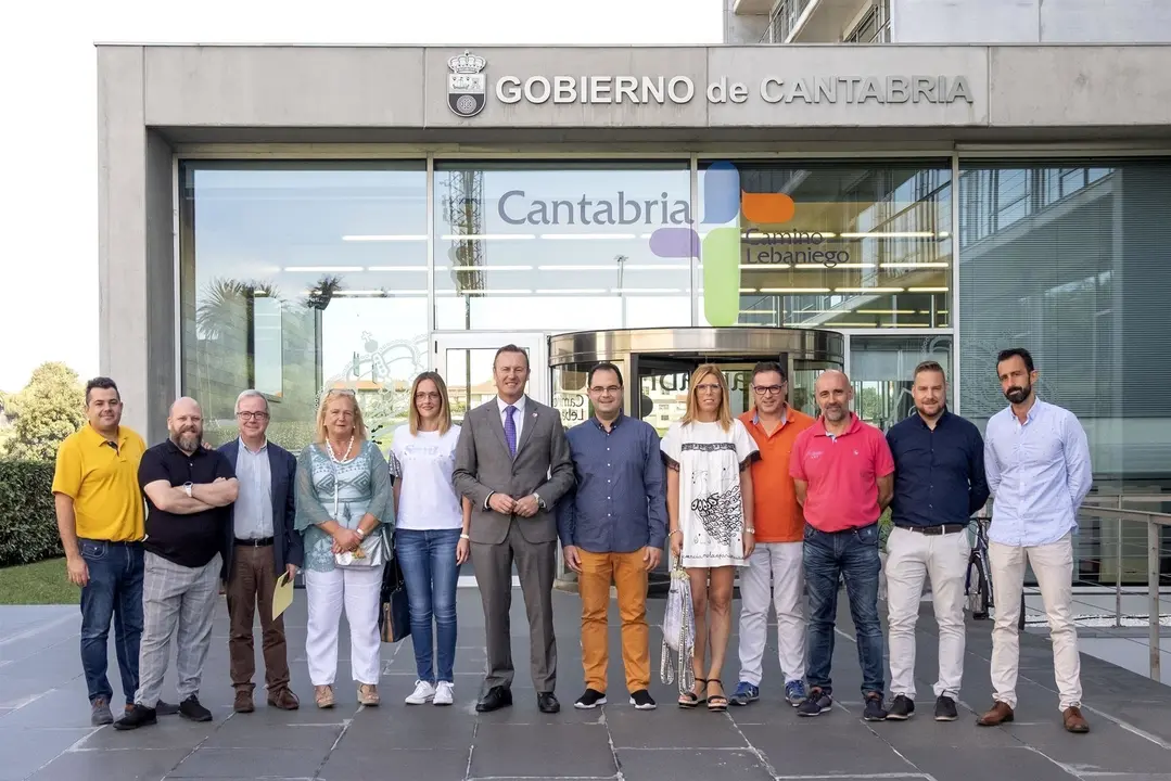 El consejero de Desarrollo Rural, Ganader&iacute;a, Pesca, Alimentaci&oacute;n y Medio Ambiente, Guillermo Blanco se re&uacute;ne con productores agroalimentarios