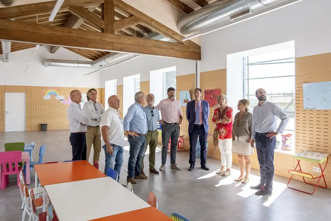 El consejero de Obras P&uacute;blicas, Ordenaci&oacute;n del Territorio y Urbanismo, Jos&eacute; Luis Gochicoa, y la alcaldesa de Camargo, Esther Bolado, entre otros, visitan la rehabilitaci&oacute;n de las antiguas escuelas de Igollo