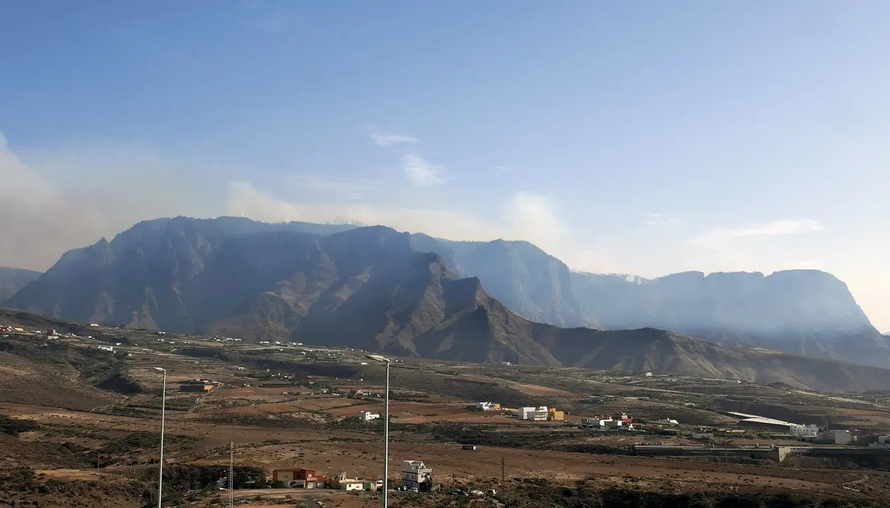 Parte de la zona afectada por el incendio de la isla de Gran Canaria, de la que contin&uacute;a saliendo humo.