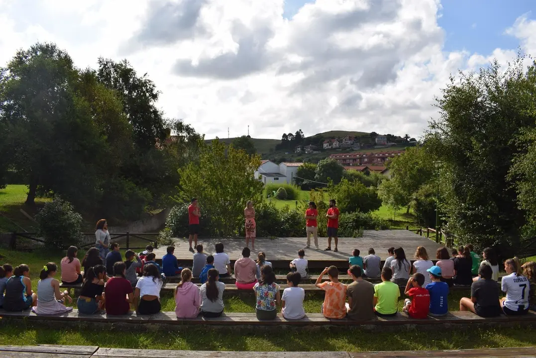 La alcaldesa el municipio, Ver&oacute;nica Samperio, realiz&oacute;, junto con la concejala de Servicios Sociales, Montserrat Luezas, al Albergue municipal de Boo, donde se celebraron tres de los cuatro campamentos de d&iacute;a programados este verano