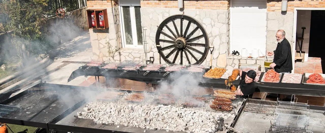 Parrilla que Bridgestone instalar&aacute; en Torrelavega para su primera comida popular solidaria