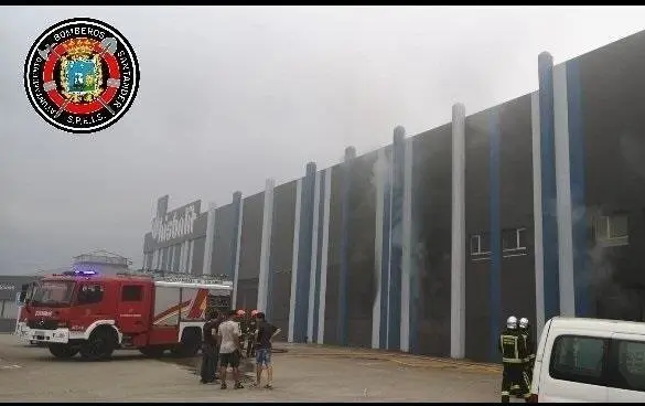 Bomberos de Santander sofocan un fuego en una industria de Bezana