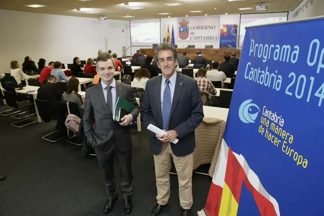 De izquierda a derecha, el director de Innovaci&oacute;n, Jorge Muyo y el consejero, Francisco Mart&iacute;n, durante una reuni&oacute;n con empresarios interesados en la innovaci&oacute;n.