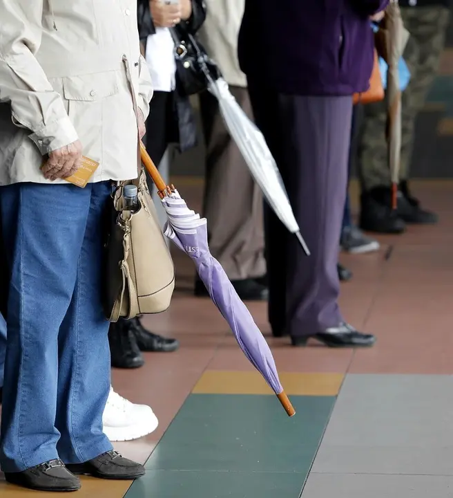 Varias comunidades sufren en Espa&ntilde;a los efectos de la gota fr&iacute;a. En otras, la lluvia hace que sea imprescindible salir de casa sin paraguas. 
