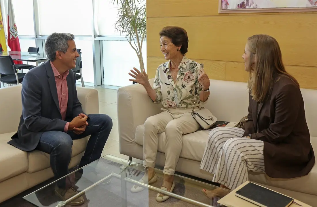 El vicepresidente del Gobierno de Cantabria y consejero de Universidades, Igualdad, Cultura y Deporte, Pablo Zuloaga, con la presidenta de la Fundaci&oacute;n Alb&eacute;niz, Paloma O'Shea, y la gerente de la entidad, Julia S&aacute;nchez