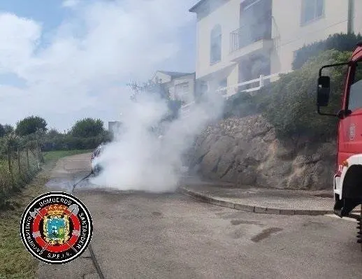 Bomberos Santander sofocan fuego en coche pr&oacute;ximo a viviendas en Arce