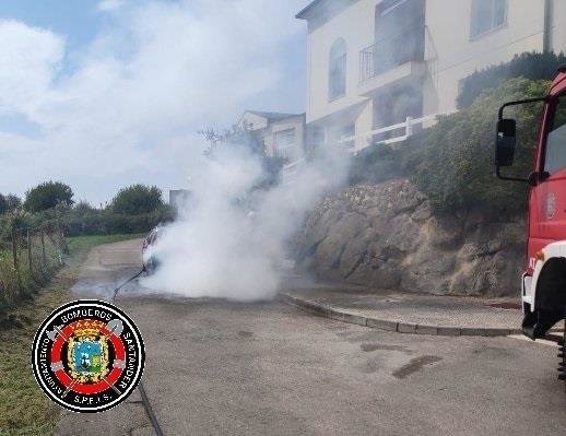Bomberos Santander sofocan fuego en coche próximo a viviendas en Arce