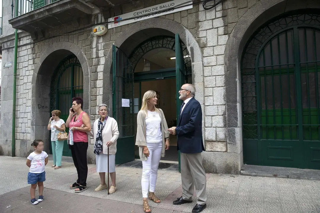El consejero de Sanidad Miguel Rodr&iacute;guez con la alcaldesa de Castro Susana Herr&aacute;n