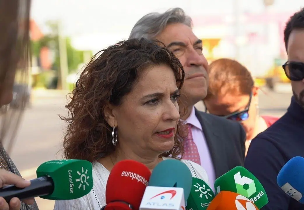 La ministra de Hacienda en funciones, Mar&iacute;a Jes&uacute;s Montero, atendiendo a la prensa despu&eacute;s de  visitar  la  Zona Franca del Puerto de Sevilla.