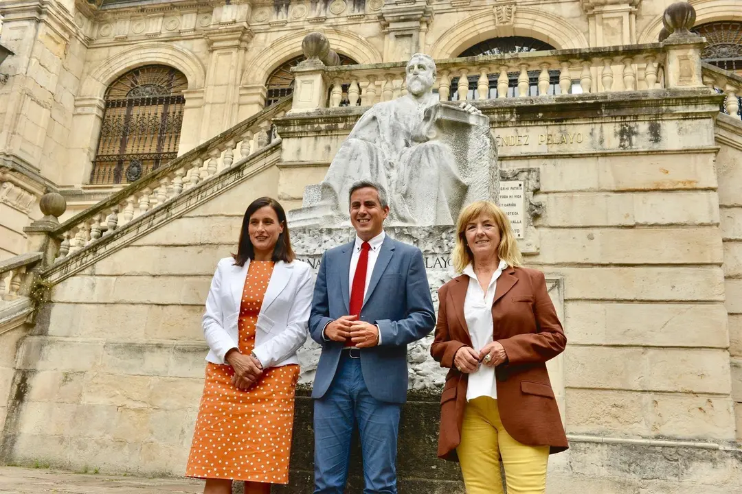 La alcaldesa de Santander, Gema Igual, el vicepresidente de Cantabria, Pablo Zuloaga y la conceja de Cultura, Marta Sanju&aacute;n