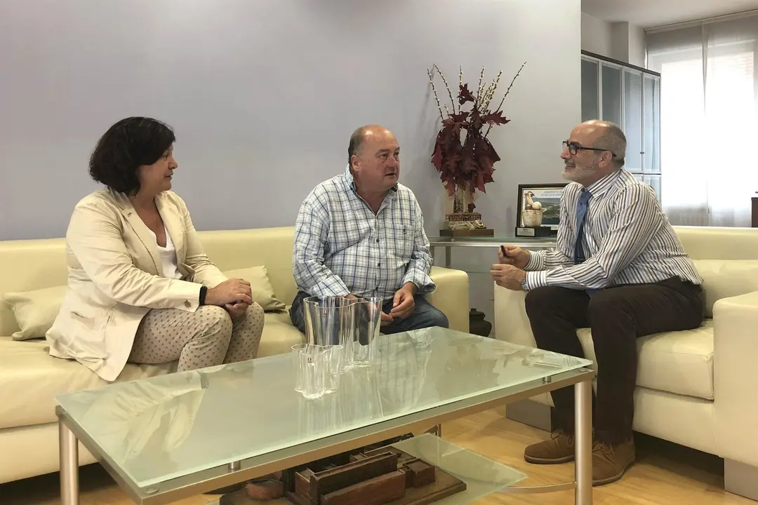 La gerente del SCS, Celia G&oacute;mez; el alcalde de Villacarriedo, &Aacute;ngel Sainz, y el consejero de Sanidad, Miguel Rodr&iacute;guez