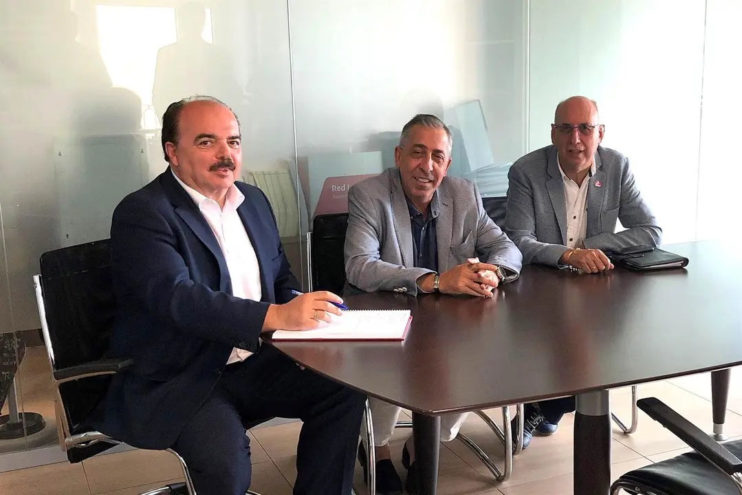 El director de la Agencia C&aacute;ntabra de Administraci&oacute;n Tributaria (ACAT), Carlos Rangel, y el alcalde de Miengo, Jos&eacute; Manuel Cabrero