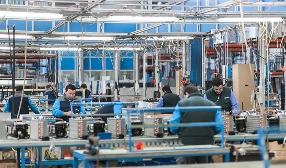 Obreros trabajando en una planta Industrial