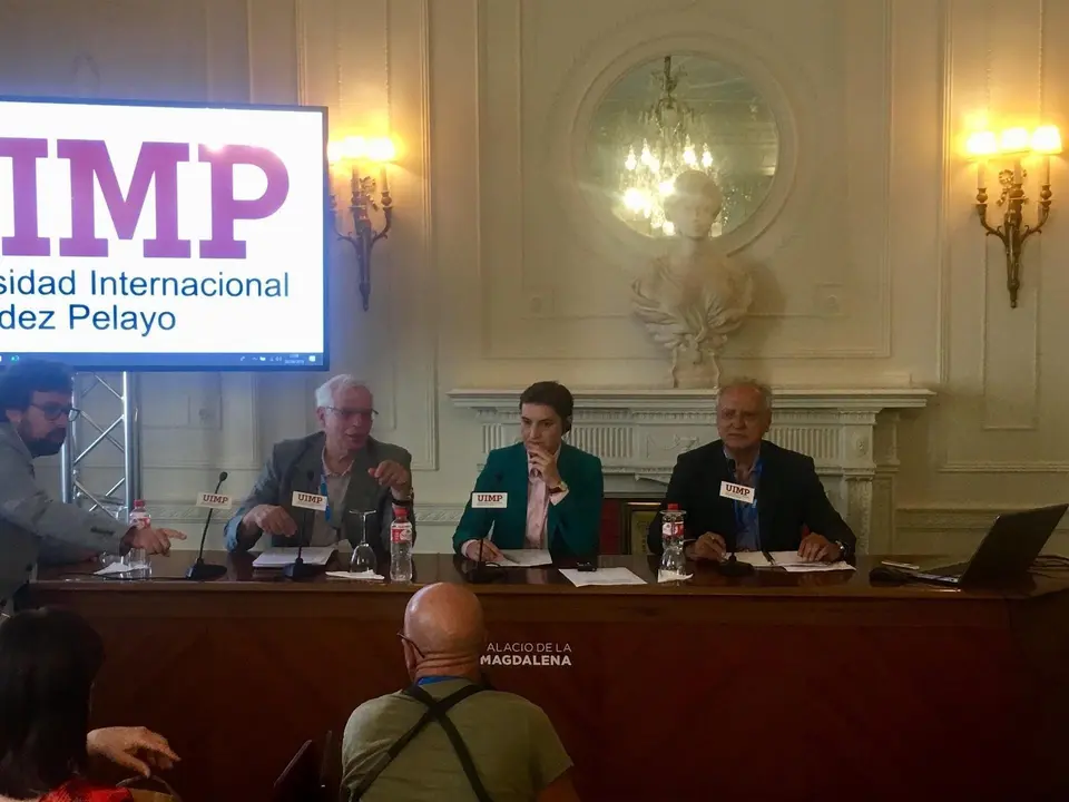 El ministro de Asuntos Exteriores, Josep Borrell, la primera ministra de Serbia Ana Brnabic y el presidente de CFEME, Francisco Aldecoa