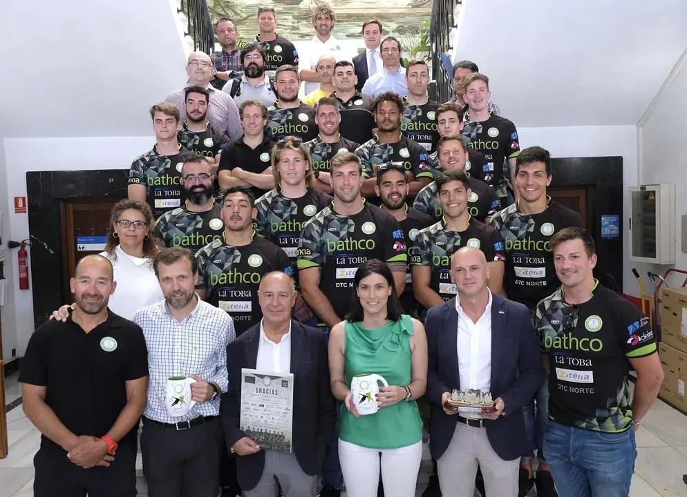 La alcaldesa de Santander en funciones, Gema Igual, recibe al Bathco tras su ascenso a Divisi&oacute;n de Honor