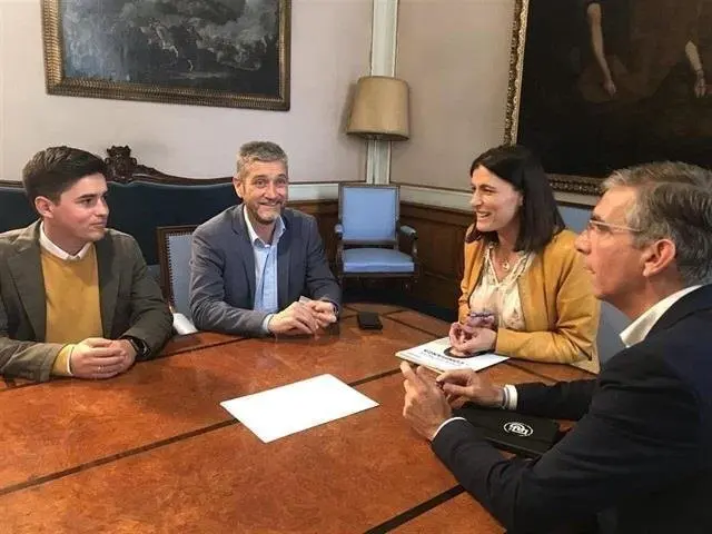Imagen de la reuni&oacute;n del ahora concejal Javier Ceruti con la alcaldesa, Gema Igual, en junio