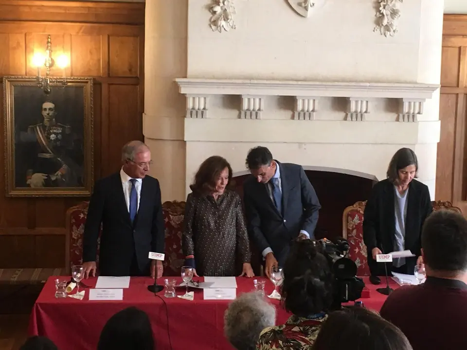 El presidente de Viesgo, Miguel Anto&ntilde;anzas, la acad&eacute;mica de la RAE, Aurora Egido, el subsecretario de ciencia, innovaci&oacute;n y universidades de la UIMP, Pablo Mart&iacute;n y la rectora de la UIMP, Mari Luz Mor&aacute;n