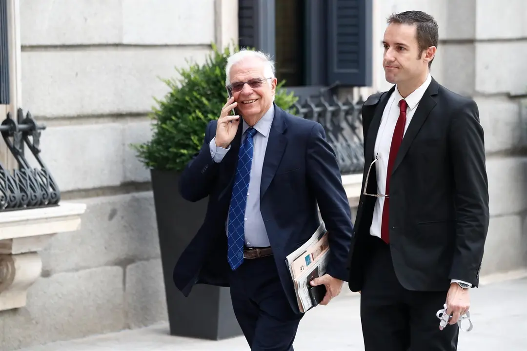 El ministro de Asuntos Exteriores y Uni&oacute;n Europea, Josep Borrell, a su llegada al Congreso de los Diputados para la segunda sesi&oacute;n del debate de investidura del candidato socialista a la Presidencia del Gobierno.