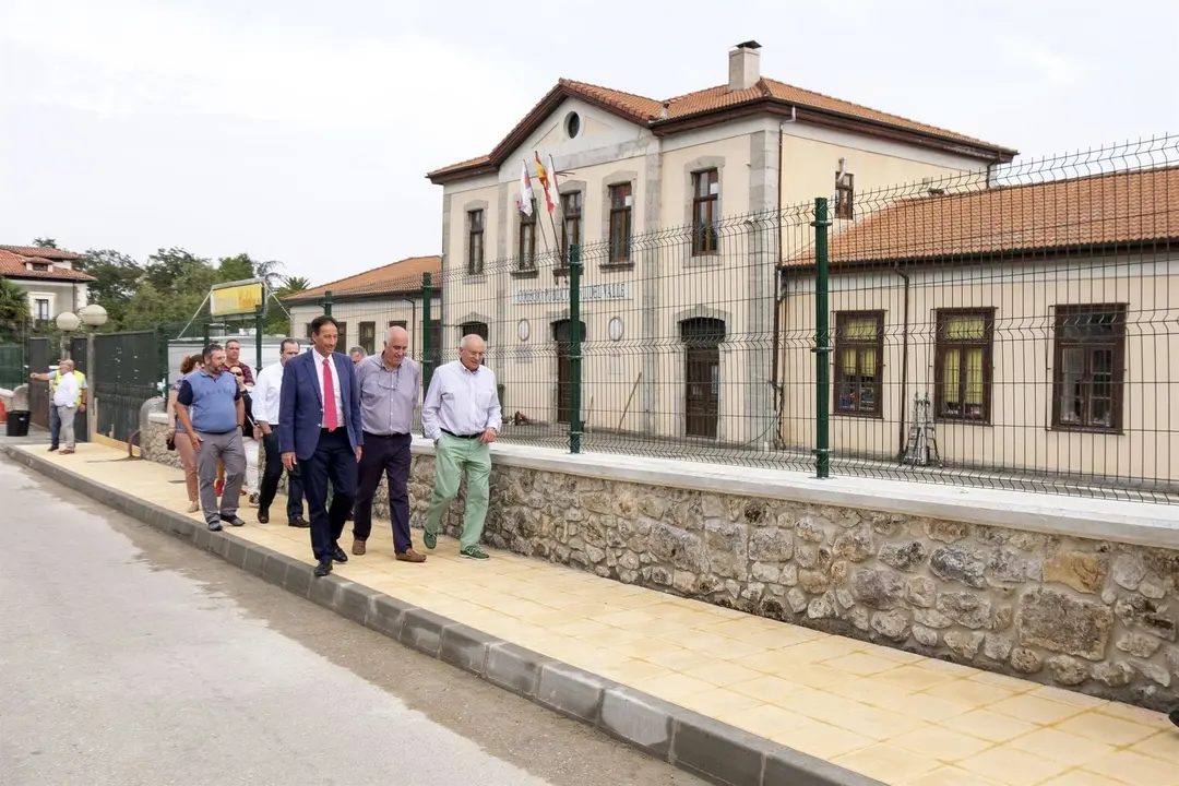 El consejero de Obras P&uacute;blicas, Ordenaci&oacute;n del Territorio y Urbanismo, Jos&eacute; Luis Gochicoa, visita la urbanizaci&oacute;n del entorno del colegio de La Cavada