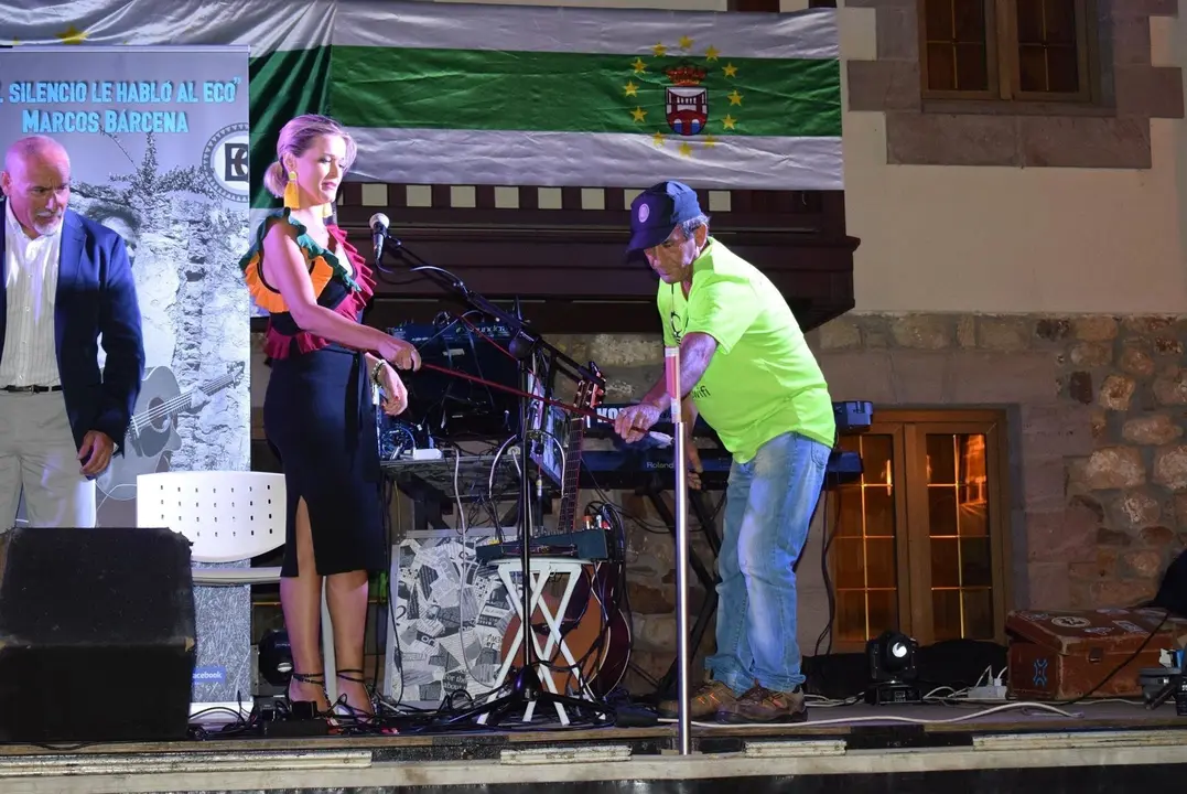 La alcaldesa de Pi&eacute;lagos, Ver&oacute;nica Samperio, lanzando el chupinazo el pasado a&ntilde;o