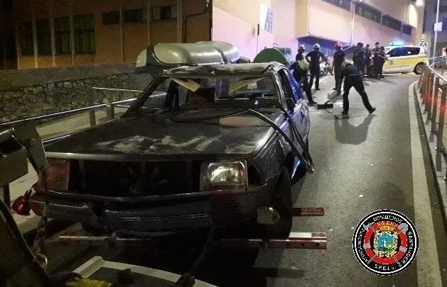 El veh&iacute;culo que volc&oacute; tras haberlo dado la vuelta los bomberos