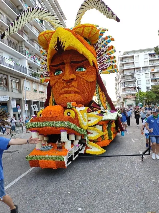 La carroza 'Mememto Mori' gana la Batalla de Flores de Laredo