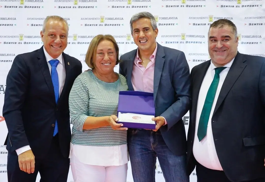 El vicepresidente de Cantabria, Pablo Zuloaga, junto a la ex directora general de Deportes, Gloria G&oacute;mez, una de las galardonadas